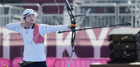여자 양궁 국가대표 강채영이 25일 일본 유메노시마 공원 양궁장에서 열린 도쿄올림픽 여자 양궁 단체 4강전 벨라루스와의 경기에서 활을 쏘고 있다. <도쿄+연합뉴스>